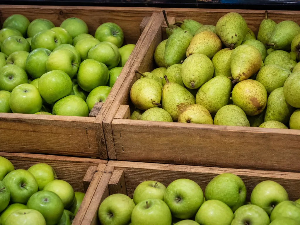 Cajas de fruta y verdura ordenadas en el puesto